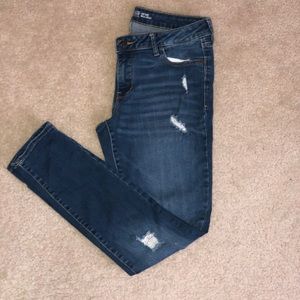 Distressed ripped Old Navy rockstar jeans!